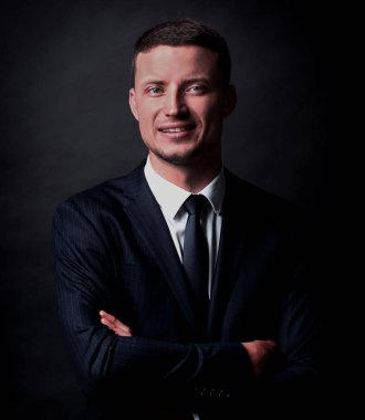 Siyah arka plan üzerine bir iş adamı portresi kapatın