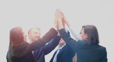 Grup iş adamları onların takım çalışması bir beşlik ile kutluyor