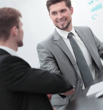 Ortağına el sallayarak iş adamı