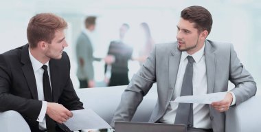 Modern Ofiste Masa Çevresinde Toplantı Yapan İş Adamları