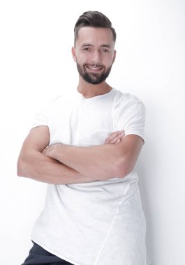 mutlu genç adam beyaz ekranda dinlenme