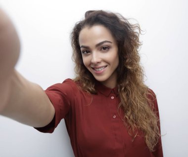 Kendine güvenen kadın sanal bir duvara yaslanmış