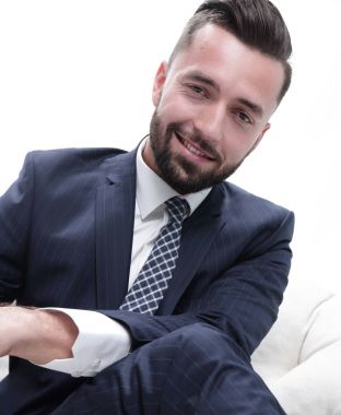 Kendine güvenen işadamı bir sandalyede oturuyor