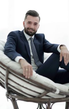 Kendine güvenen işadamı bir sandalyede oturuyor