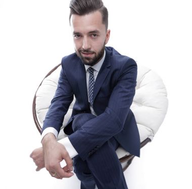 Bir sandalyede oturan başarılı iş adamı.