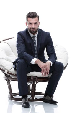 İş adamı rahat bir sandalyede oturuyor.