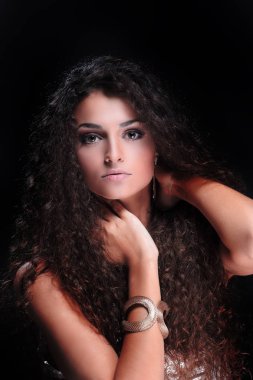 Kadın modeli uzun parlak dalgalı saç modeli ile.