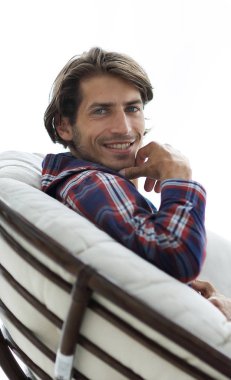 portre. adam büyük bir rahat sandalyede oturuyor dinleniyor.