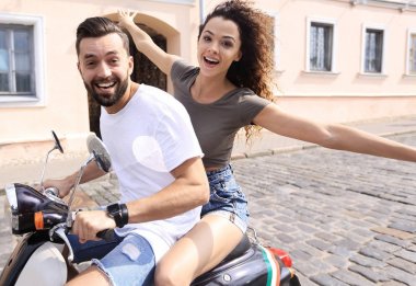 Genç çift bir scooter sürme ve having fun
