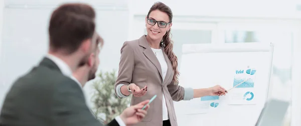 Erfolgreiche Frau, die eine Geschäftspräsentation vor einer Gruppe macht — Stockfoto