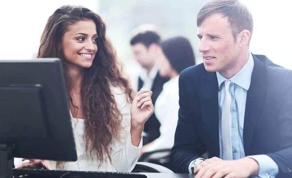 Schöne Mädchen-Manager kommuniziert mit dem Kunden in der Arbeit — Stockfoto