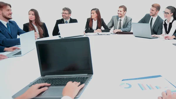 Vista lateral de los empresarios analizando gráfico en la oficina — Foto de Stock