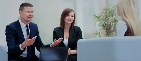 Szczesliwym biznesem ludzie rozmawiają na spotkanie w biurze — Zdjęcie stockowe