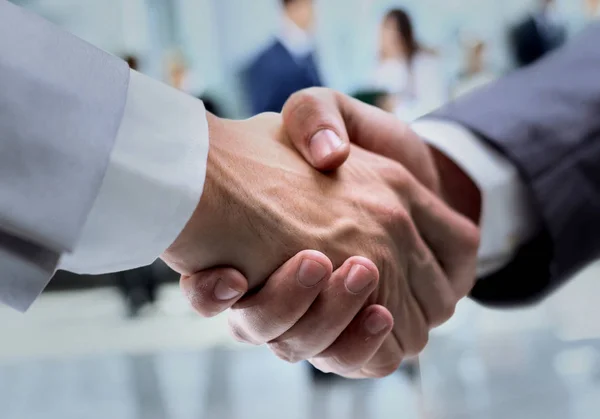 Business handshake e pessoas de negócios — Fotografia de Stock