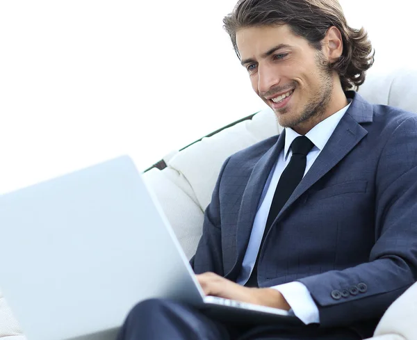 Close-up de mulher de negócios sorridente trabalhando com laptop na sala de estar . — Fotografia de Stock