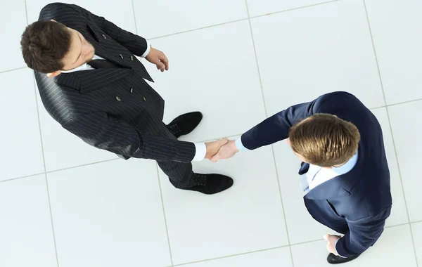 Uitzicht vanaf de top.handshake, zakelijke partners, geïsoleerd op witte achtergrond. — Stockfoto