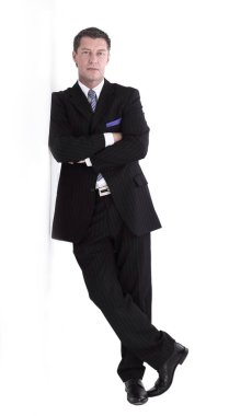 Kendine güvenen iş adam silah üzerinde izole beyaz katlanmış.