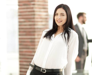 perspektif başarılı genç kadın ofiste