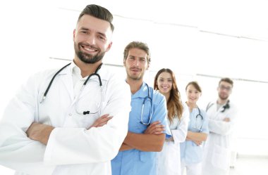 Tıp merkezinin önde gelen üyelerinin portresi.