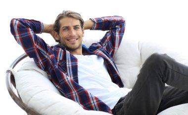 yakın çekim. başarılı bir adam büyük bir yuvarlak rahat sandalyede oturuyor