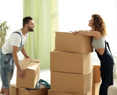 Genç çift açma yeni bir evde kutular