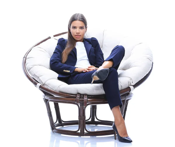 Jeune femme d'affaires se détend dans une chaise ronde — Photo