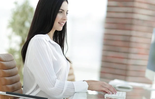 Framgångsrik ung affärskvinna som sitter på arbetsplatsen — Stockfoto