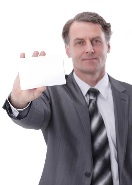 Seriöser Geschäftsmann zeigt leere Visitenkarte — Stockfoto