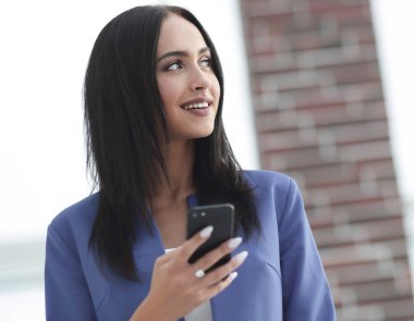 Cep telefonu kullanan bir kadının portresi.