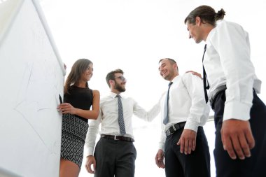 Genç çalışan arkadaşları flipchart fikirlerini olduğunu.