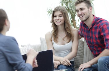 Aile psikologu ile terapi seansında genç mutlu bir çift.