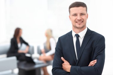 Bulanık arka plandaki başarılı iş adamı