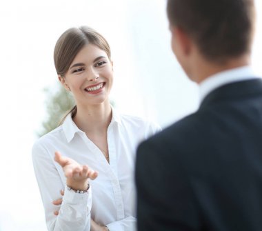 iş kadın bir meslektaşı ile söz..