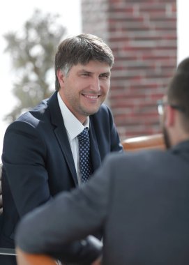 İki işadamları içinde boardroom konuşuyor.