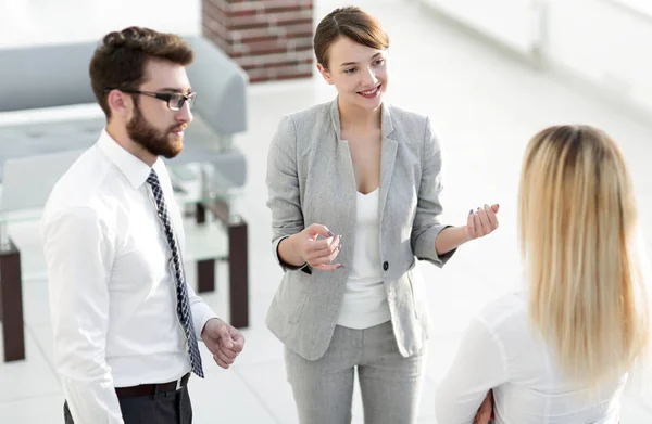 Gerente y equipo de negocios hablando en la oficina . —  Fotos de Stock