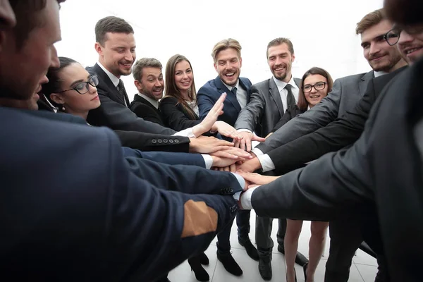 Grand groupe de gens d'affaires debout avec les mains pliées ensemble — Photo