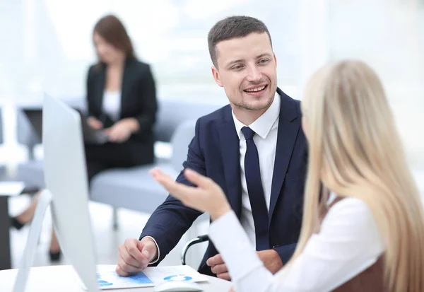 Gerente hablando con un colega en el lugar de trabajo — Foto de Stock