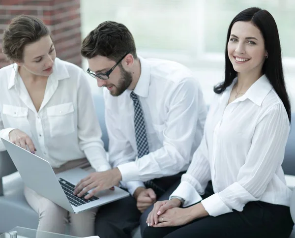 Portret van een jonge succesvolle zakenvrouw. — Stockfoto