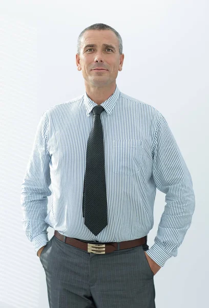 Retrato de primer plano de empresario confiado en camisa y corbata — Foto de Stock