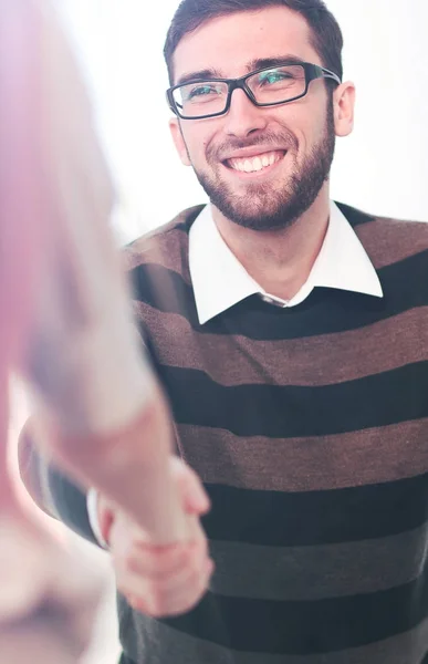 Gerente saludando a nuevo empleado y sonriendo en la oficina —  Fotos de Stock