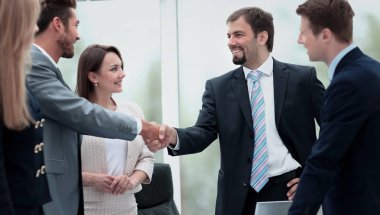 İki ile bir toplantı sırasında bir masada oturan iş arkadaşları