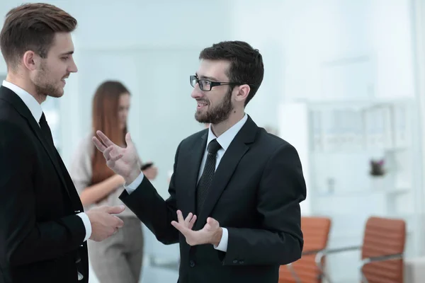 Compañeros de negocios hablando en la oficina —  Fotos de Stock