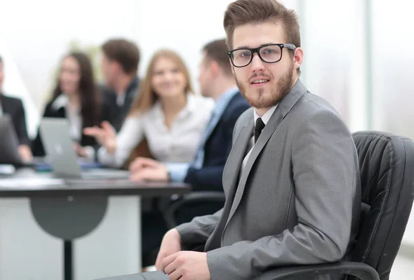 Retrato de empresário bem sucedido no escritório — Fotografia de Stock