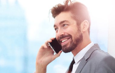 Yakışıklı iş adamı smartphone kullanarak bir ofiste