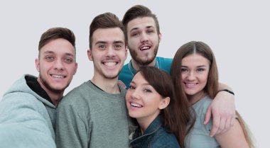 bir grup arkadaşıyla portresi. Gençler yan tarafından s durmak.