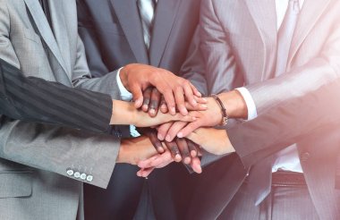 birlikte, ellerini koyarak insanların ellerini odaklanmak