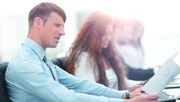 Affärsmän som arbetar runt bordet i moderna kontor — Stockfoto