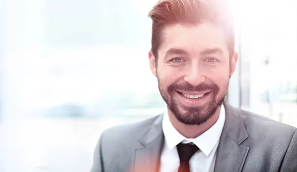 Portret szczęśliwy uśmiechający się działalności człowieka, na białym tle — Zdjęcie stockowe