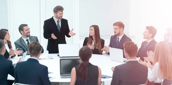 Grupo empresarial saluda a líder con aplausos y sonrisas — Foto de Stock