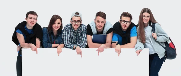 Volledige lengte portret van vertrouwen studenten weergeven leeg reclamebord tegen witte achtergrond — Stockfoto